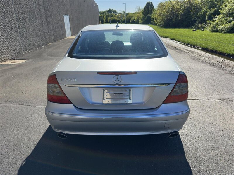2008 Mercedes-Benz E 550 Sedan photo 3