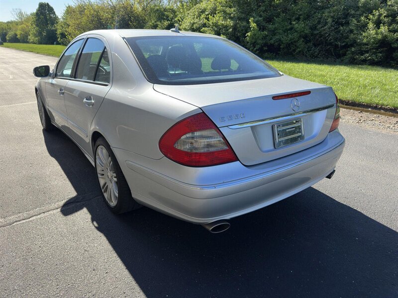 2008 Mercedes-Benz E 550 Sedan photo 4