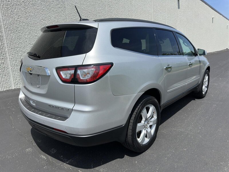 2016 Chevrolet Traverse LT SUV photo 2