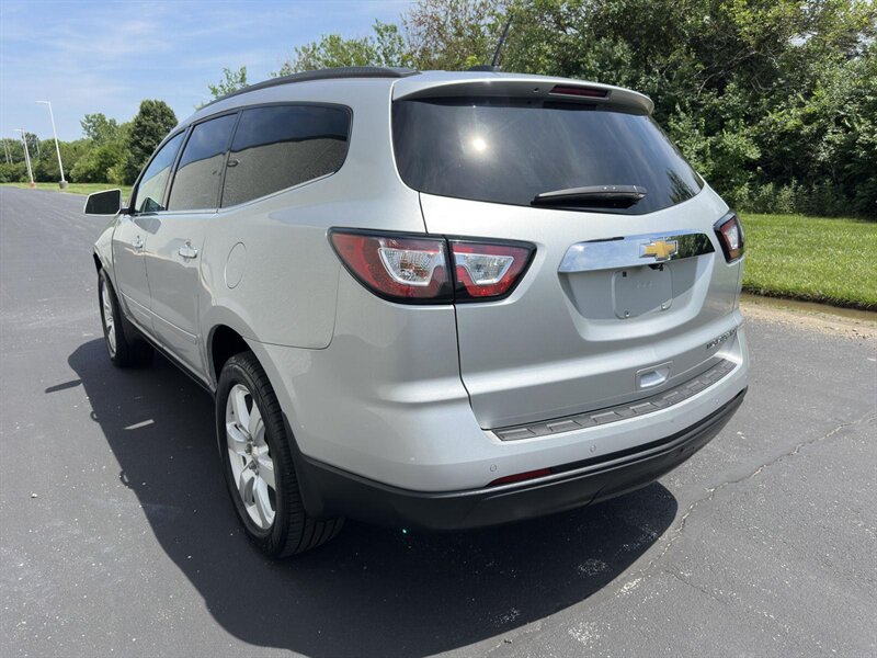2016 Chevrolet Traverse LT SUV photo 4