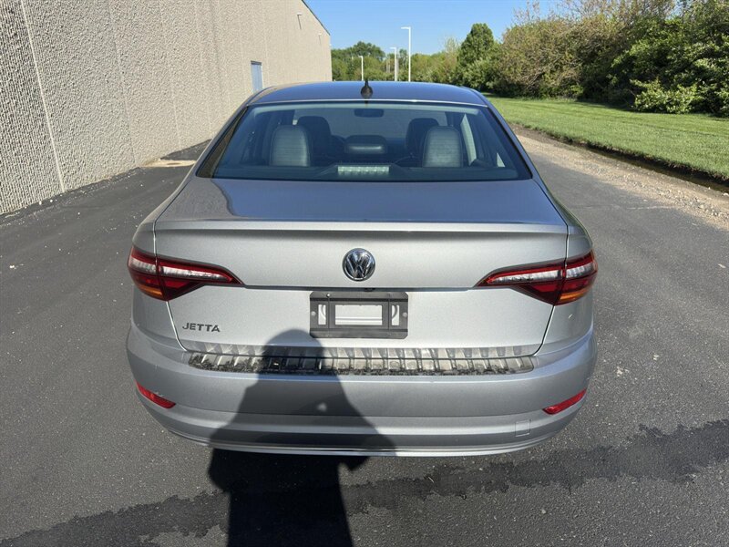 2019 Volkswagen Jetta SEL Sedan photo 3
