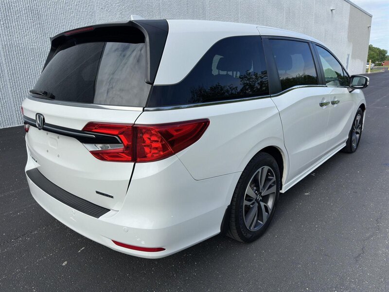 2021 Honda Odyssey Touring Van photo 2