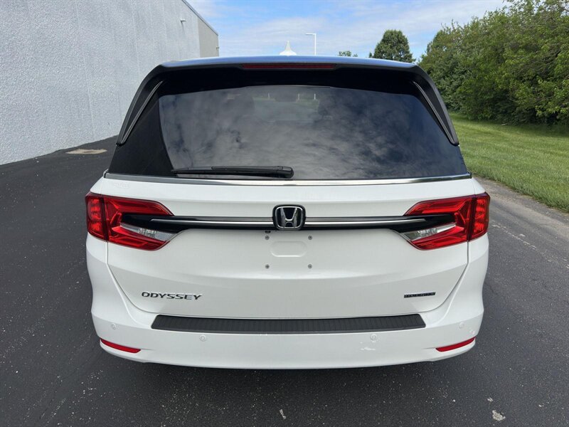 2021 Honda Odyssey Touring Van photo 3