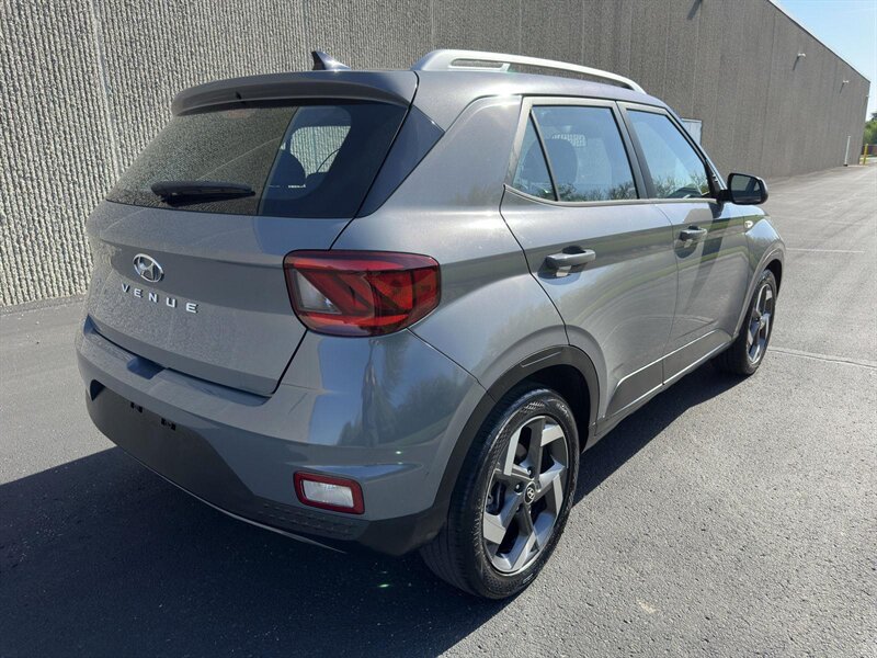 2022 Hyundai VENUE SEL Wagon photo 2