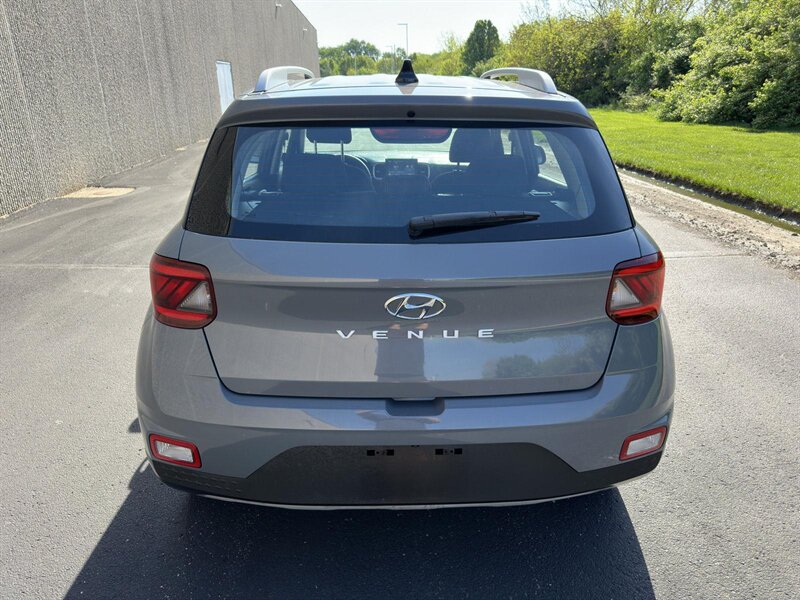 2022 Hyundai VENUE SEL Wagon photo 3